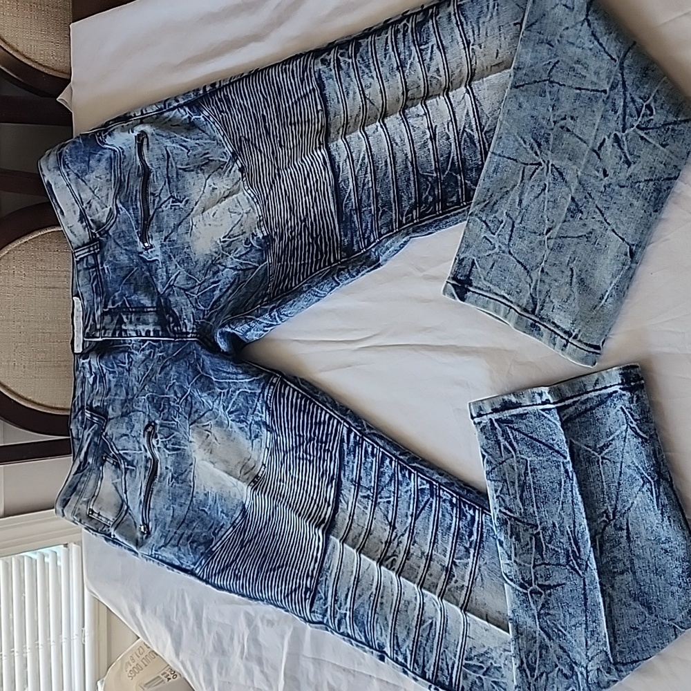 NWOT, Men's Jeanius Akedenlmks Skinny Jeans, Lt Denim Blue, True size 44 X 34